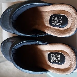 Black size 7 1/2 med width clogs